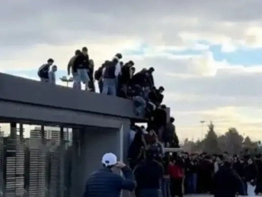 Indignación en Neuquén: jóvenes se subieron al Monumento a los Caídos de Malvinas y huyeron al llegar la Policía