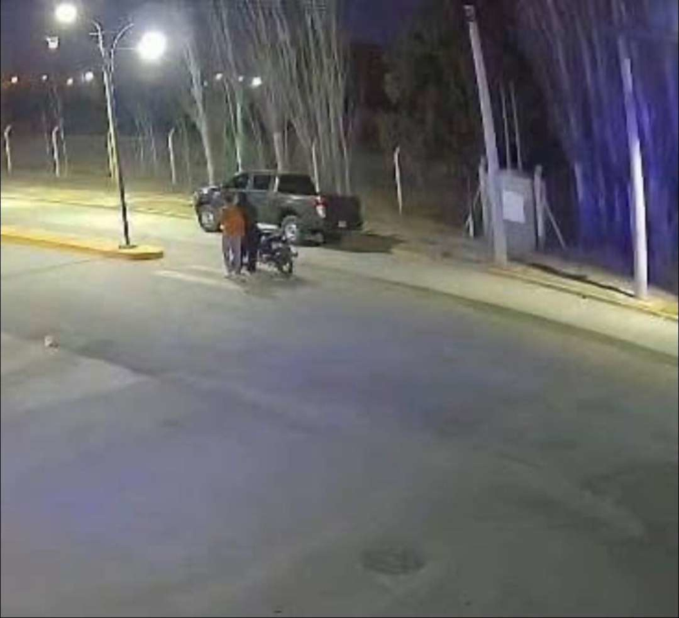 Las cámaras de seguridad mostraron que intentaban encender una moto Honda Titan azul 150cc, que no arrancó, por lo que continuaron caminando.