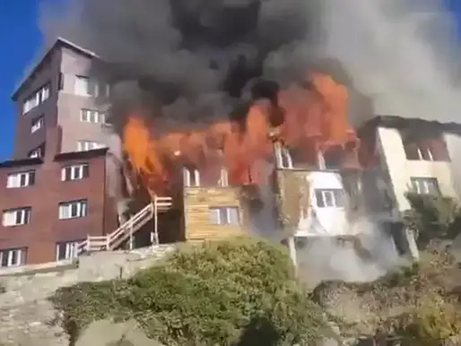 Incendio en Bariloche: la estructura histórica del tradicional Hotel Huemul quedo destruida