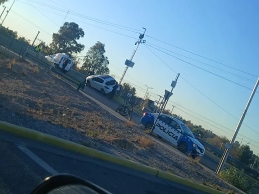 Alta Barda: un auto quedó colgado sobre la banquina en el puente de ese barrio