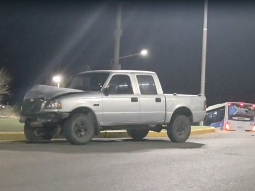 Un choque entre un colectivo y una camioneta generó demoras de tránsito en la Plaza de las Banderas