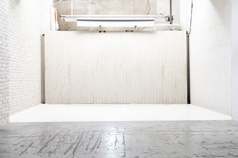 スタジオ内で最も奥行きがあり、最大約11mの引きを誇る白板目の壁