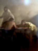 Détail à droite du tableau. Pourquoi deux visages d'hommes similaires ? « Tout comme le fait Caravage »