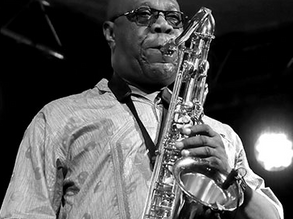 Hommage à Manu Dibango, le saxophoniste au souffle d'or