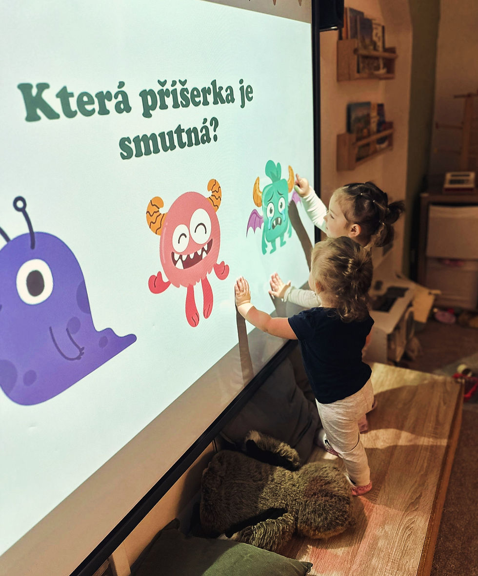 Občas nám pomáhají naše zvídavé příšerky, které děti moc baví
