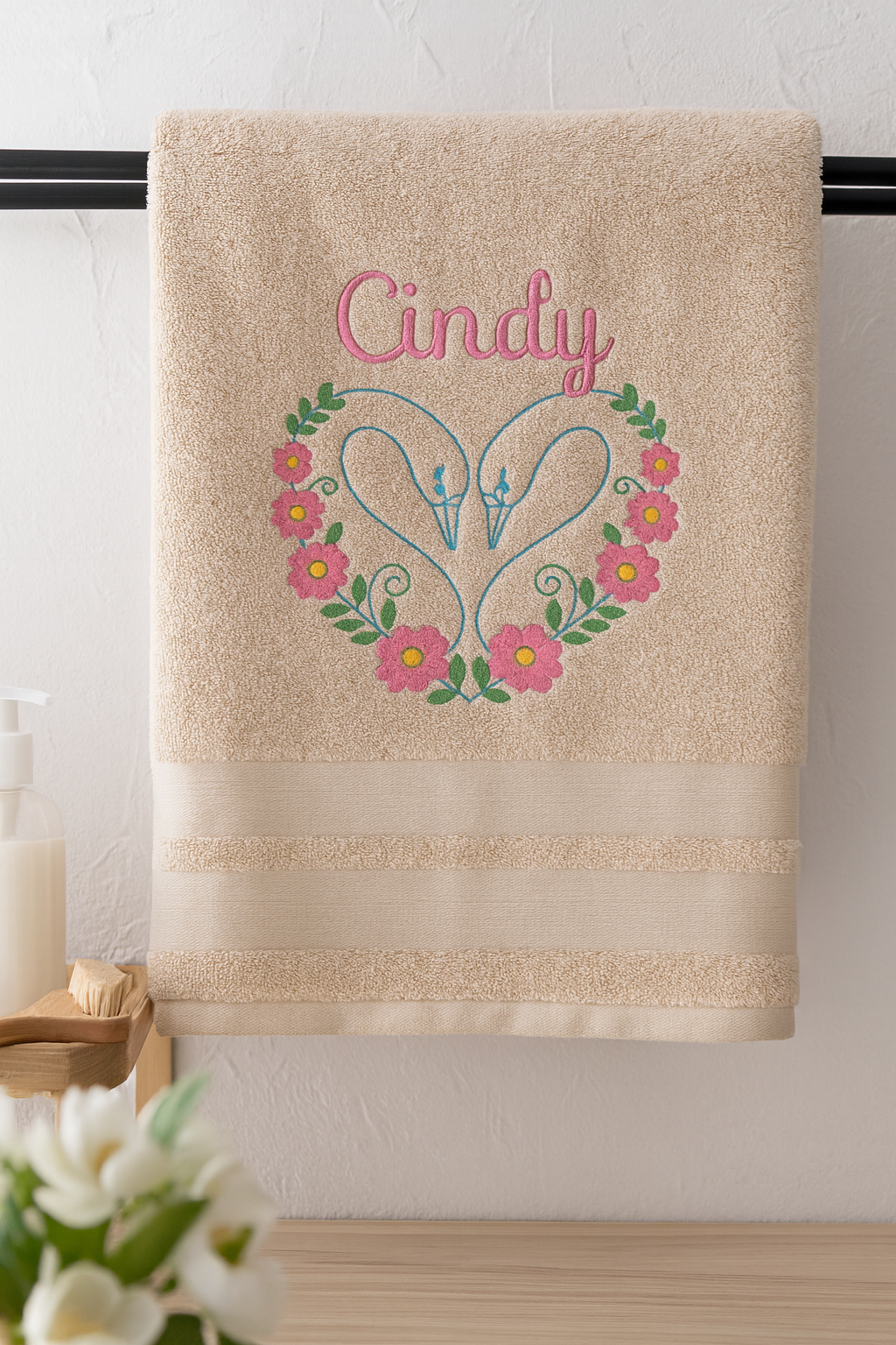 Drap de bain beige brodé motif cygnes cœur et prénom