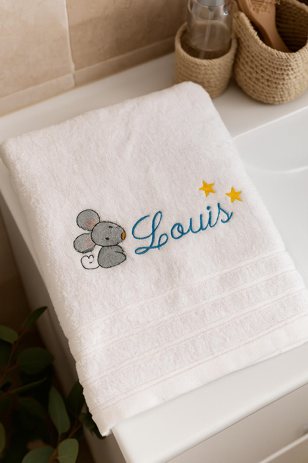 Ajoutez une note de tendresse dans la salle de bain avec cette adorable serviette d'invités personnalisée