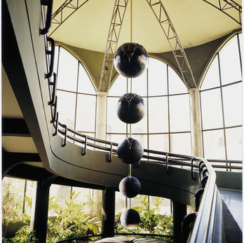 En el 1998 Jiménez Deredia lleva a cabo un proyecto escultórico en el Museo de los Niños de Costa Rica, antiguo penitenciario de San José. La intervención del escultor se concentra en 3 elementos fundamentales que comprenden: a) la colocación de 3 esferas precolombinas borucas originales alineadas con el cinturón de la constelación de Orión, ubicadas a la entrada principal del edificio; b) la colocación de una Génesis en horizontal de 5,70 mts de largo que ocupa la zona lateral del jardín c) la colocación de una Imagen Cósmica de 8 metros de alto a la entrada del auditorio del Museo.