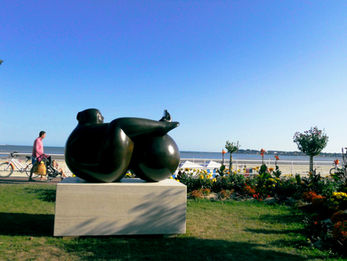 En Julio 2011 el escultor Jiménez Deredia inaugura una exposición monumental en la ciudad de La Baule en Bretaña, Francia. La municipalidad ofrece al artista las plazas y los espacios públicos más importantes de la ciudad para honorar la trayectoria artística del maestro costarricense. 11 esculturas monumentales se expusieron hasta octubre del 2011 en la Gare de La Baule Escoublac, en la Parvis D Atlantia, en la Place des Palmiers y en la Esplanada Francois André.