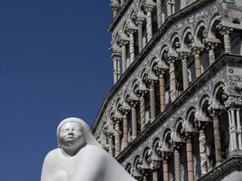 Desde abril hasta septiembre de 2018, la ciudad de Lucca en Italia  lleva a cabo una exposición del artista Jiménez Deredia, realizada con el apoyo de la Fundación Banca del Monte di Lucca, la Fundación Lucca Sviluppo y la Ciudad de Lucca. La curaduría de la exposición esta a cargo de Massimiliano Simoni, director de Artitaly.
“Deredia en Lucca. La Energía Cósmica en las Esculturas de Jiménez Deredia” es una exposición que prevé el despliegue de obras monumentales al aire libre en bronce y mármol en las plazas principales del casco viejo de Lucca. Al mismo tiempo, el evento,  con entrada gratuita, incluye el Palazzo delle Esposizioni de la Fundación Banca del Monte di Lucca, en Piazza San Martino 7, donde el artista exhibe obras de tamaño medio y pequeño.