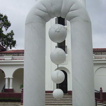En el 2004 Jiménez Deredia proyecta un parque escultórico para el Museo de Arte Costarricense que fue la sede del antiguo aeropuerto internacional del país. Para este proyecto el maestro Deredia estudia un espacio arquitectónico que evoca la memoria del antiguo aeropuerto disponiendo como alas de un aeroplano dos estructuras metálicas, y en el centro de las mismas una imagen cósmica de mármol blanco a forma de arco alineada con la torre de control. El espacio fue proyectado para exponer la más amplia gama de esculturas publicas costarricense.