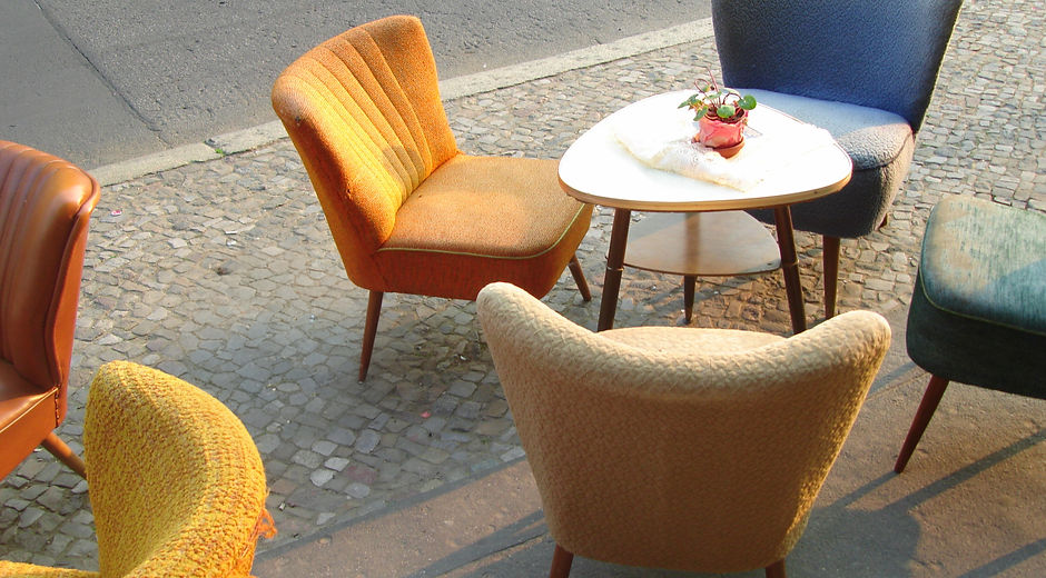 Bunte gemütliche Stühle am Straßenrand