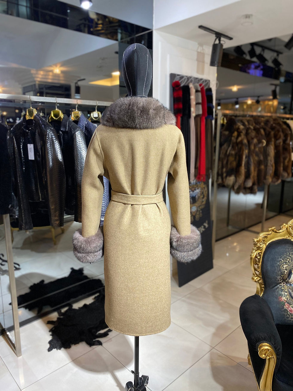 الصورة المصغرة: Cashmere, Wool, Alpaca mixed Fabric Woman Fur Coat with Real Fur Coat Woman’s Lo