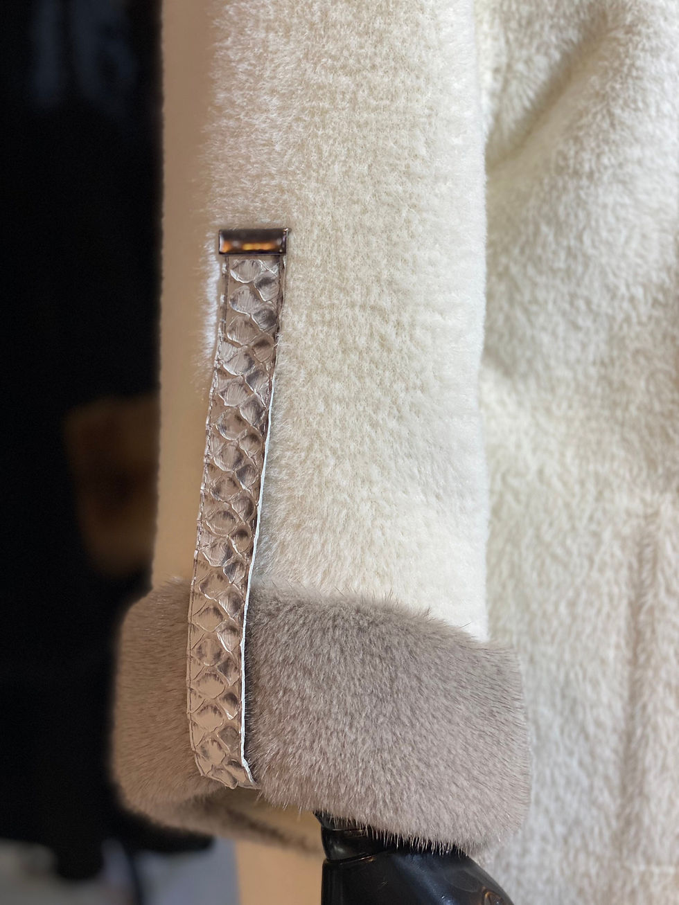 Küçük resim: White Faux Fur Coat with Real Mink Fur Collar and Real Python Leather Details Wo