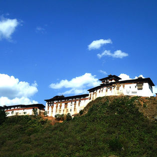 This impressive fortress is perched on a hill overlooking the Punatsangchhu river and offers grand views of the surrounding valley. It is known for its intricate architecture and rich history.