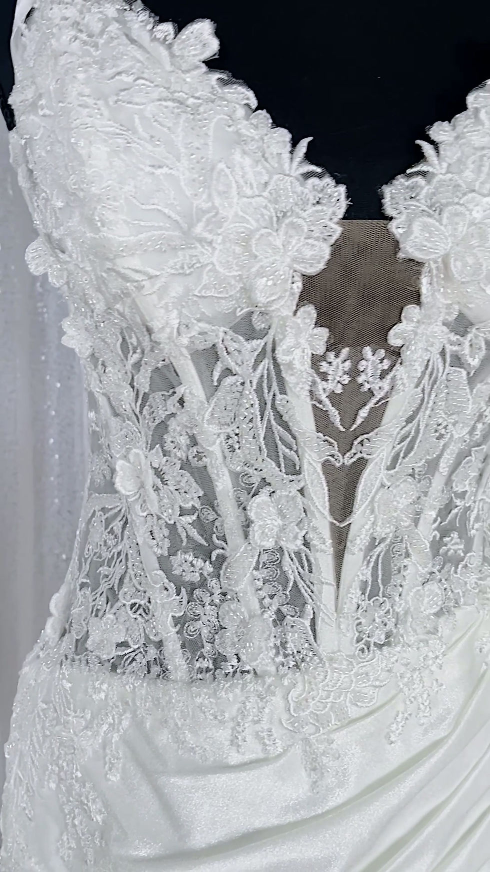 Thumbnail: Lace Bodice Strapless Wedding Dress