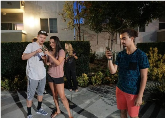 Pokémon Go players gathering at a predetermined pokéstop. Photo source: Stephanie Lee/Lifehacker
