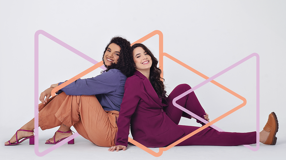 dupla de advogadas sorridentes e alegres