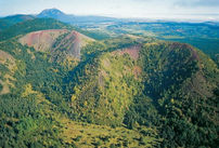 Les cratères égueulés des puys de la Vache et de Lassolas © Marc Sagot