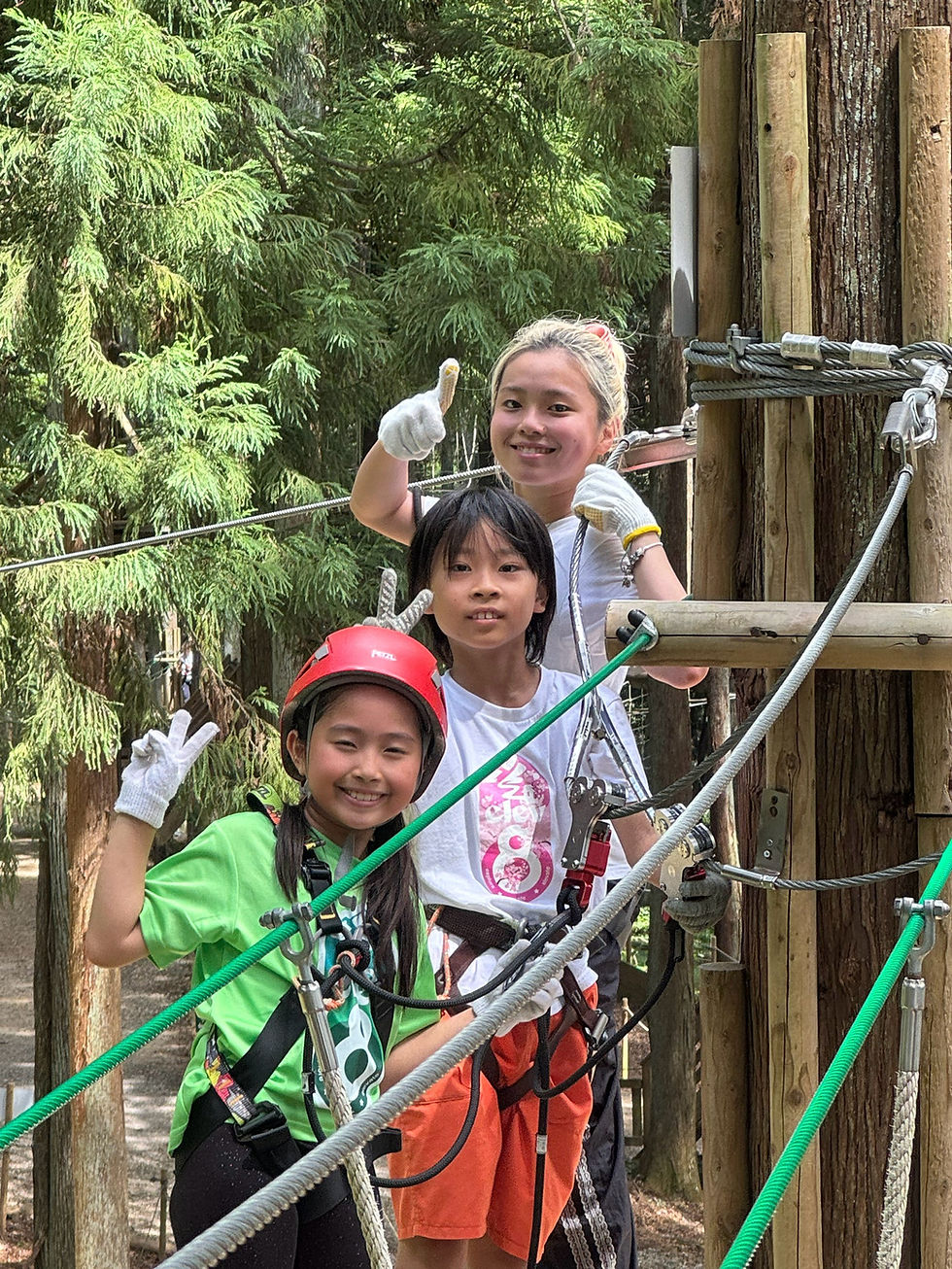 Elev8の子どもたちと屋外アスレチックに参加するSara A.