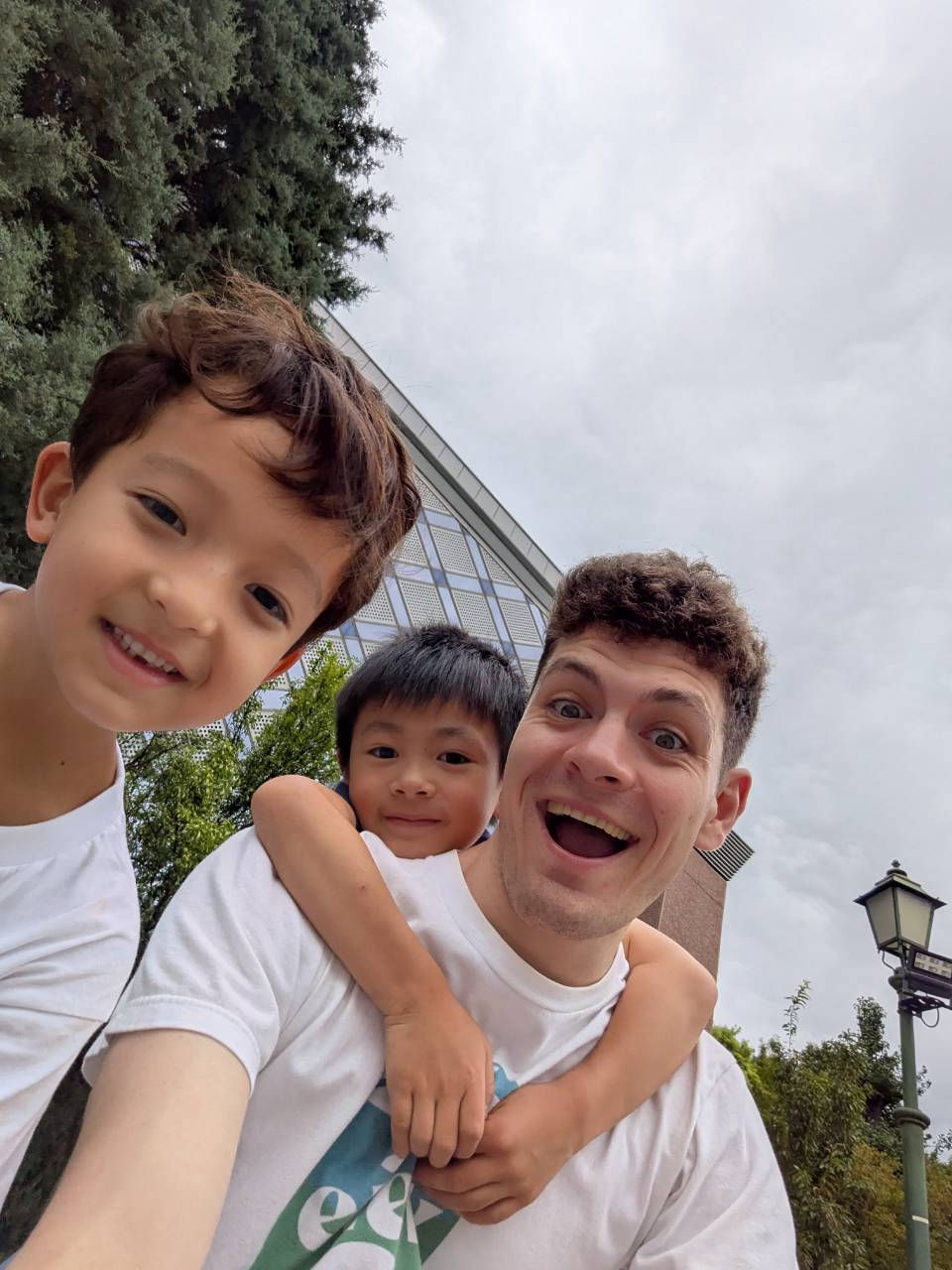 屋外遠足でElev8の子どもたちと写真を撮るDaniel M.