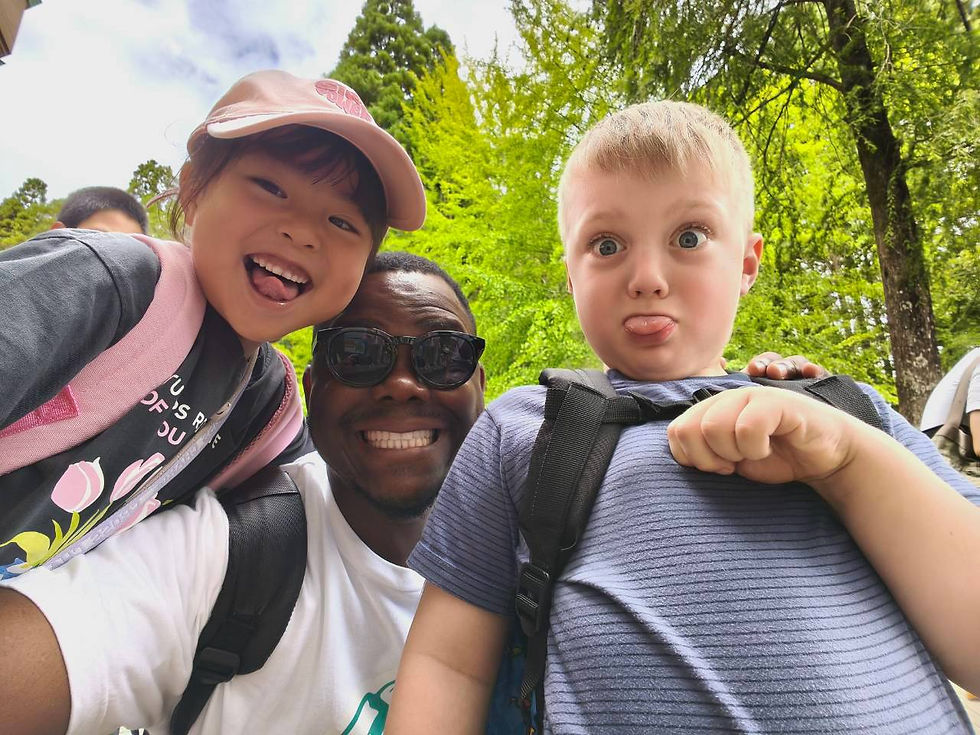 東京での屋外遠足中にElev8の子どもたちと過ごすThom