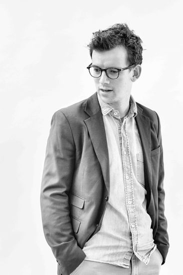 Pieter Derks is a Dutch cabaret performer and columnist, known for his sharp, well-chosen words and clear social commentary. I visited him at home to make this portrait as part of an assignment during my studies at the Fotoacademie. I had asked him not to shave for a week beforehand — online, I mostly found images of him looking rather student-like, and I wanted something different. I'm genuinely charmed by his work; his words always strike the right chord.