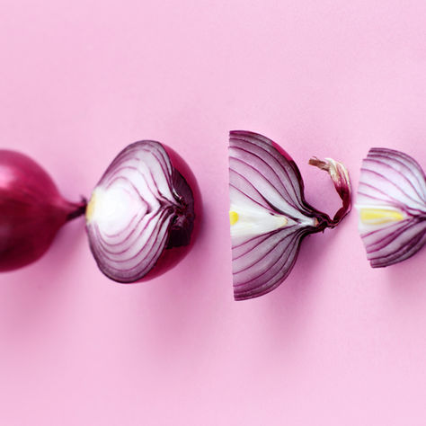 Flesjes moedermelk met daarnaast ui en andere gasvormende voeding als symbool voor voeding tijdens borstvoeding