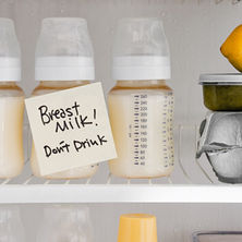 Moedermelk in flesje met vetlaag bovenop die langzaam mengt wanneer het flesje zacht wordt gezwenkt.