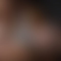 Moeder met haar baby in een rustig moment, symbool voor veiligheid, ontspanning en de emotionele kant van borstvoeding.