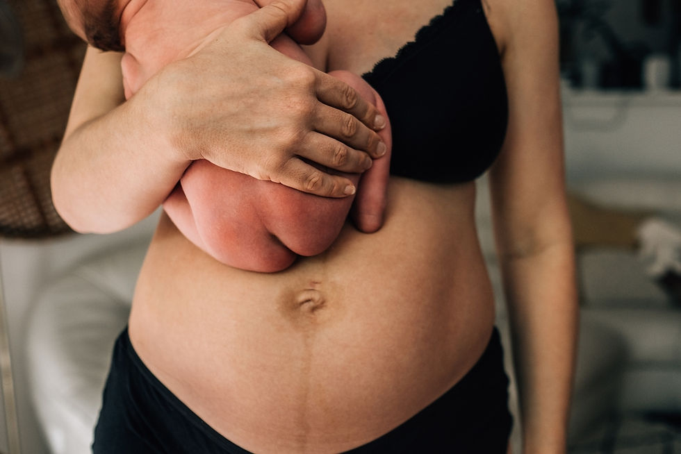 Handen rusten op een zwangere buik als symbool voor voorbereiding op post partum herstel en het vierde trimester.