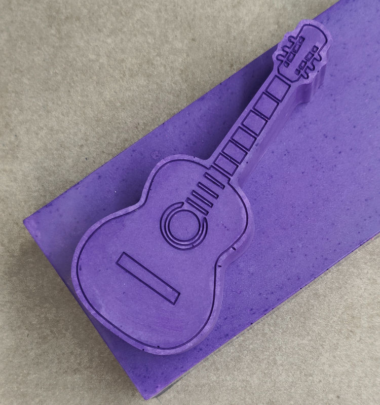 Plaque hommage personnalisée pour évoquer une passion la guitare