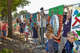 Helvoirtse kinderen versieren bouwhekken rond nieuwbouw school