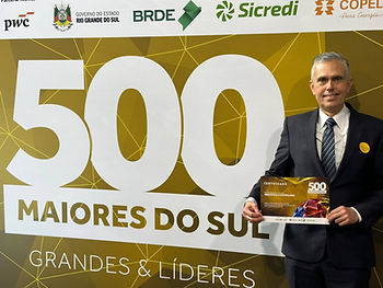 Cristiano Hilgert, diretor da Marcopeças, representante Marcopolo no Rio Grande do Sul, recebe a premiação.