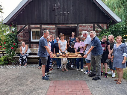 2026-07-28-Apfelbrot backen_Gruppenfoto.jpg