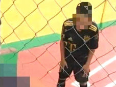 Miéntras jugaba fútbol últiman a sus padres.
