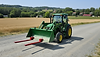Tracteur avec attachement EasyFork fixé au godet
