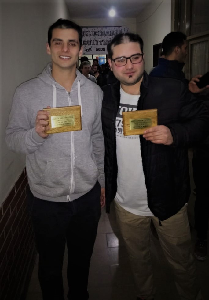 Agustín (izquierda) y Martín (derecha) con sus respectivas placas