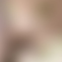 レイキヒーリング中のセラピストとお客様。柔らかな光とグリーンに包まれた静かなヒーリング空間（東京都中央区GRACEGARDEN-BEAUTY）