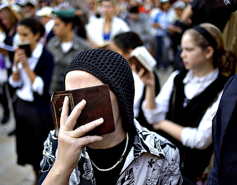 women praying at wall.jpg