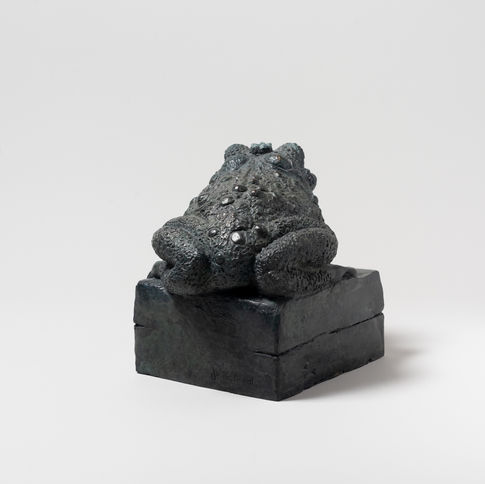 Sculpture en bronze d'une grenouille avec une couronne. Un vrai prince charmant 