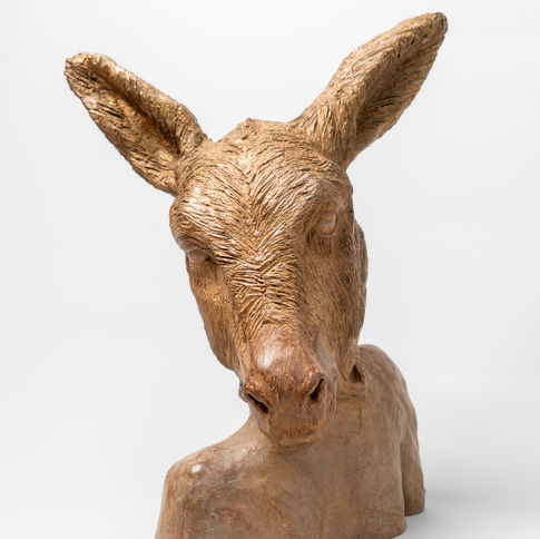 Sculpture de peau d'âne bicéphale avec une tête d'âne et de femme