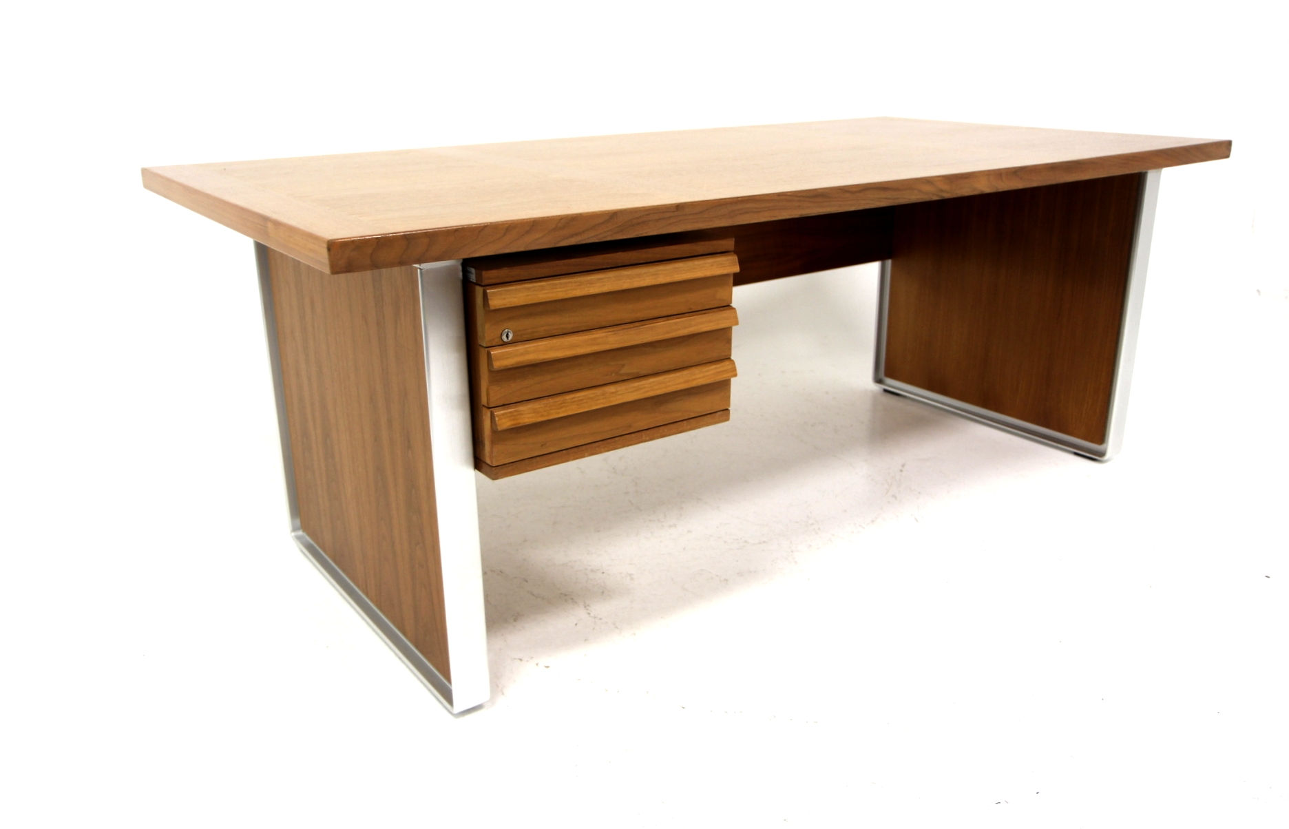 Bureau scandinave en noyer, Karl Erik Ekselius, JOC, Vetlanda, Suède, 1950