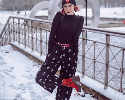 オールブラックに差し色の真っ赤なブーツをオン!