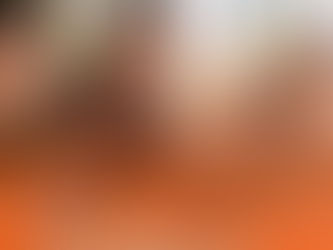 Junge und ältere Menschen vor dem Laptop