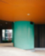 Der Eingangsbereich der tschechischen Botschaft in Berlin mit einer Säule in Türkis