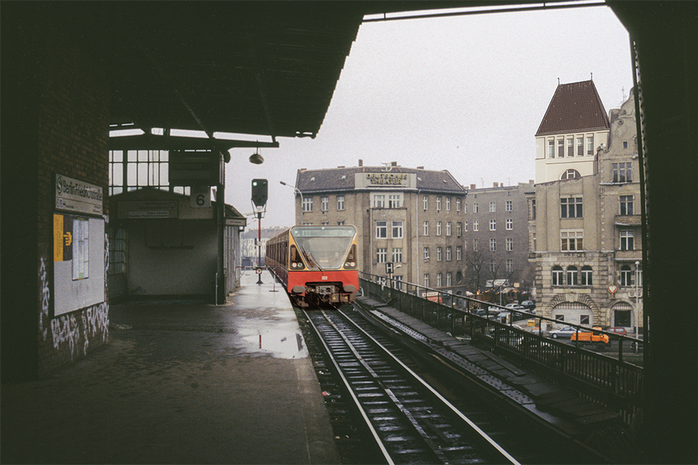 S-Bahnhof Friedrichstraße mit S-Bahn, Doppelbelichtung aus einer Aufnahmen aus 1993 und 2025
