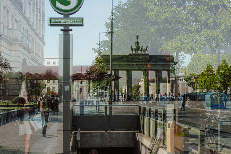 Eingang eines S-Bahnhofes am Pariser Platz in Berlin, im Hintergrund das Brandenburger Tor, Doppelbelichtung aus einer Aufnahmen aus 1994 und 2025