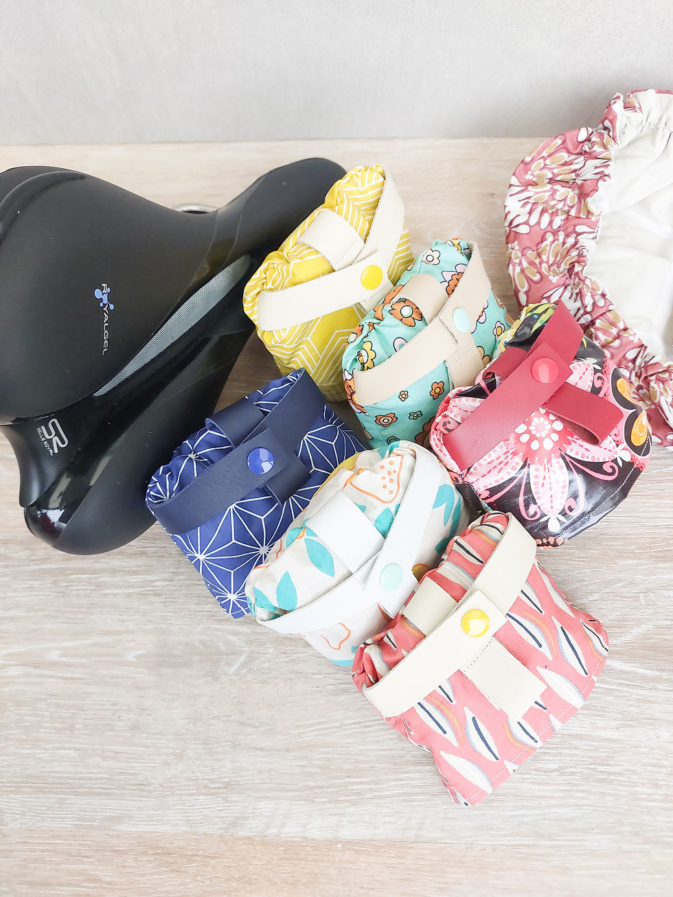 Miniature : Ensemble de couvre-selle de vélo dans leur pochette de transport