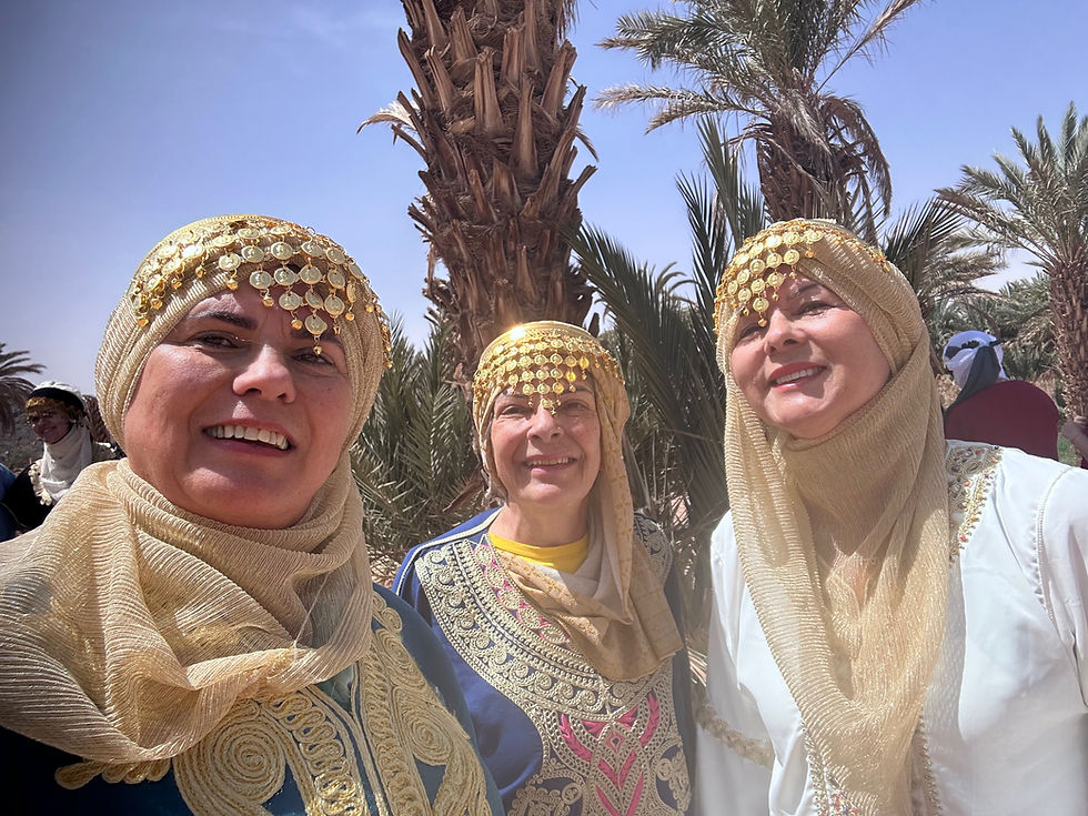 posando vestidas com roupas típicas berberes